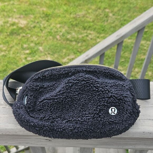 lululemon athletica Handbags - Lululemon Everywhere Belt Bag Fleece Black Sherpa Gold Zip